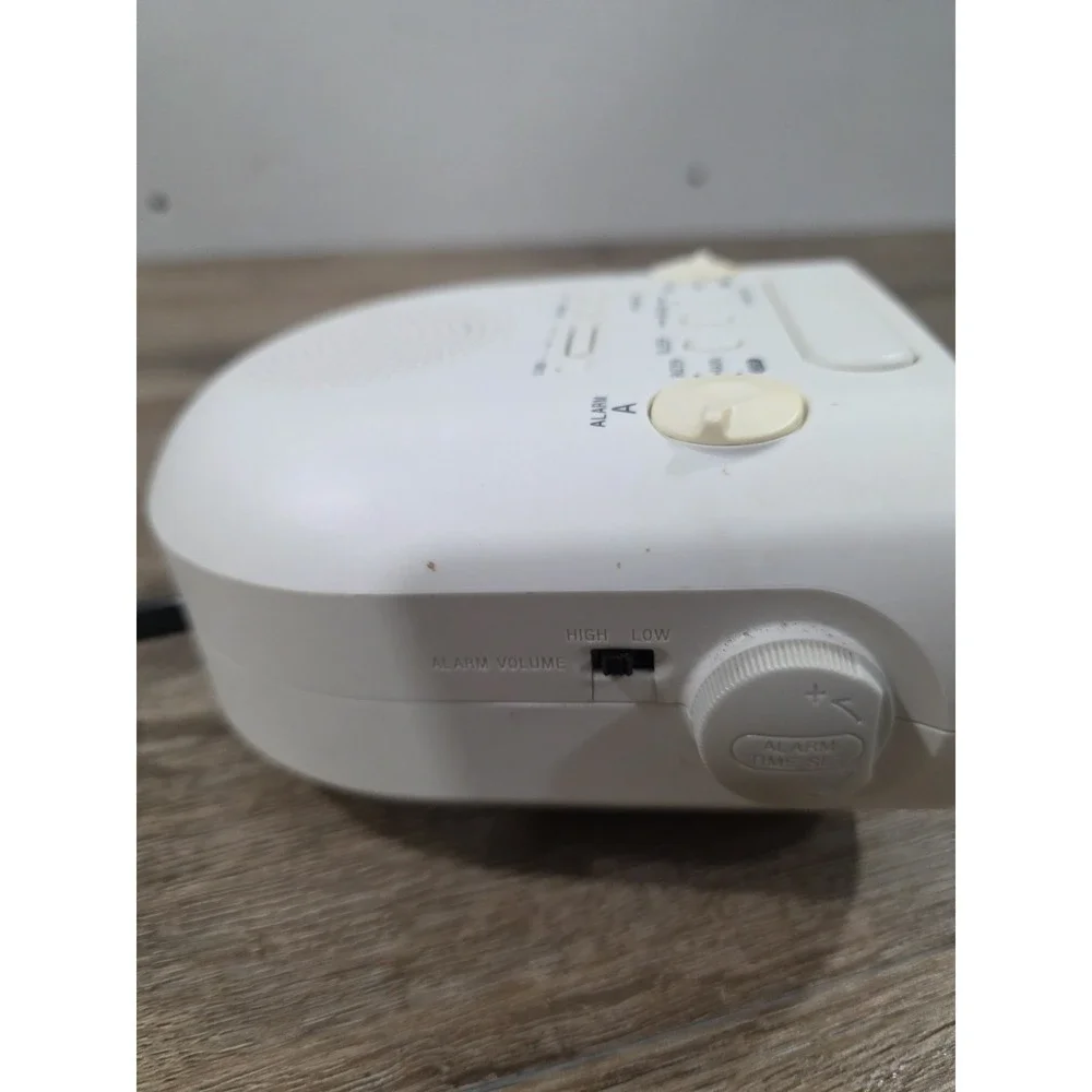 SONY Dream Machine FM/AM Alarm Clock Radio Model ICF-C318 WHITE TESTED WORKING